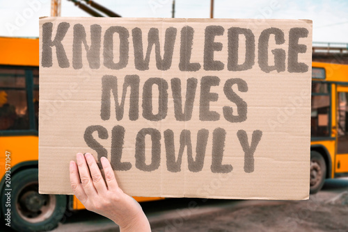 Schilderij op canvas "Knowledge Moves Slowly" Profound understanding takes decades