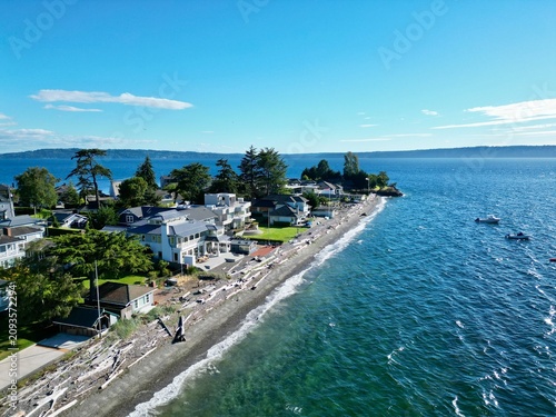 Φωτογραφία Blue water along coastline with nice oceanfront houses in summer