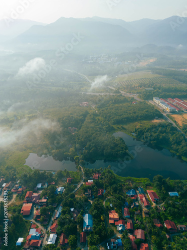 Fotografía Aerial drone view of rural settlements by a lakeside scenery at Tasik Raban or R