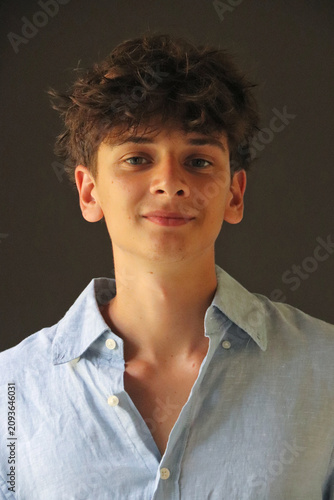 RAGAZZO IN CAMICIA AZZURRA