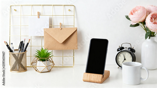 Tableau sur toile Minimalist Home Office Desk Workspace with Copy Space