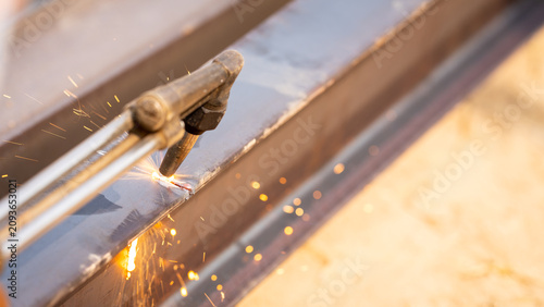 Fotografía Skilled metalworker uses torch to cut through steel