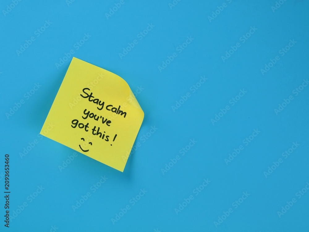 Obraz premium Stay calm you’ve got this message handwritten on yellow adhesive note on blue background. Perfect for concepts of mental health, workplace motivation, exam stress, and positive affirmation