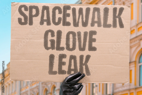 Fotografía "Spacewalk Glove Leak" Suit breach ends EVA early