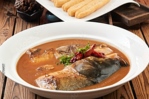 Braised wild bighead carp head with fried dough sticks