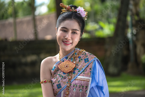Obraz na płótnie Elegant portrait of beautiful Thai woman wearing Thai traditional national dress