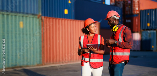 Foto Portriat handsome male African American Industrial and female cock warehouse specialist