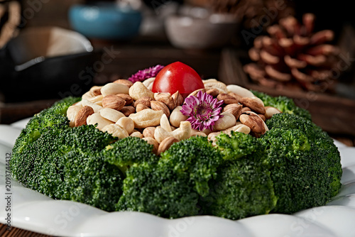 Fotografía Side dishes to accompany drinks: orchids, autumn fruits, broccoli with florets a