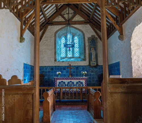 Fotografi Ancient blue tiled sanctuary inside Eglwys Llanbadrig on the coast of Anglesey i