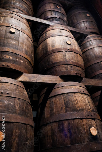 Cuadro en lienzo Whiskey turned rum aging barrels at Casa Bacardi
