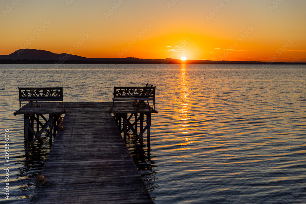Fototapeta premium Paisagem Dourada no Lago Ypacaraí / Golden Landscape at Ypacaraí Lake
