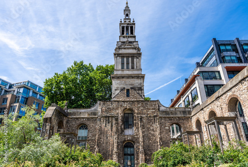 Φωτογραφία Ruins of Christ Church Greyfriars, a Wren church (1704) blitzed in 1940, now a public garden on Newgate Street