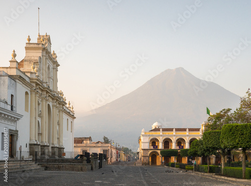 Fotografie A quiet cobblestone street lined with historic Spanish colonial architecture in
