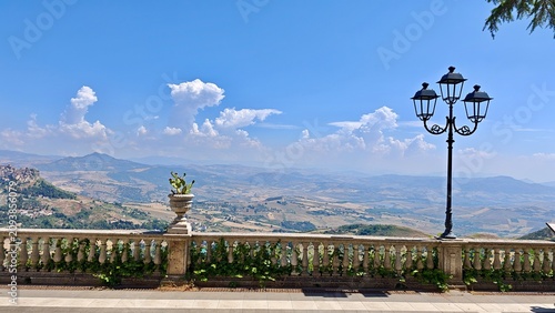 Fotografía Panoramic balcony in the city of Enna