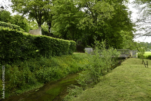 Cuadro en lienzo L'Eau d'Heure coulant paisiblement en plein bois à Ham-Sur-Heure (Thuin)