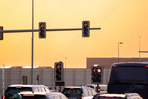 Fotografía Dense traffic jam filling multiple lanes of a busy city roadway, illustrating vehicle congestion, commuting delays, urban transportation challenges, and peak-hour travel conditions