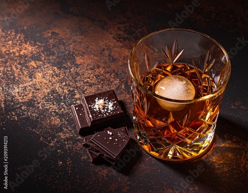 Fototapeta ウイスキーとチョコレート ビターな大人のリラックスタイム 琥珀色のアルコール