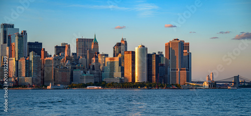 Obraz na płótnie Lower Manhattan towers and Brooklyn Bridge at sunset