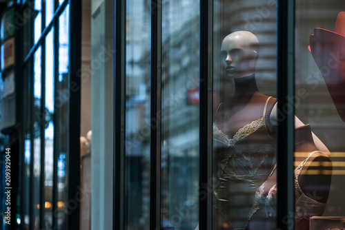 Fotografía Mannequin wearing elegant lace lingerie in a luxury boutique storefront window w