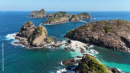 фотографія Stunning aerial footage of steep rocky cliffs and tropical islets surrounded by