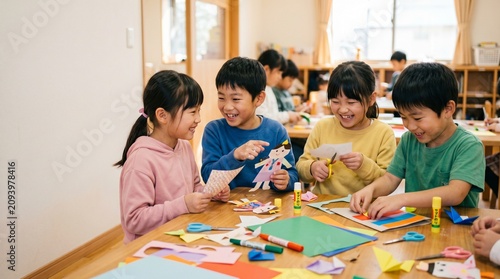 学童保育で工作を楽しむ小学生のグループと笑顔