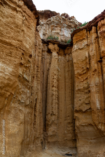Fotografía looking up at a rocky cliff face