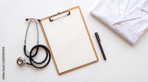 Schilderij op canvas Doctor's Desk with Stethoscope Clipboard and White Lab Coat