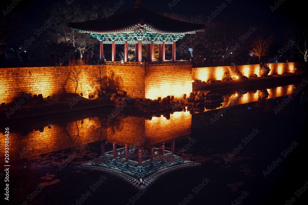 Obraz premium Spectacular night view of Donggung Palace and Wolji Pond with perfect water reflection.