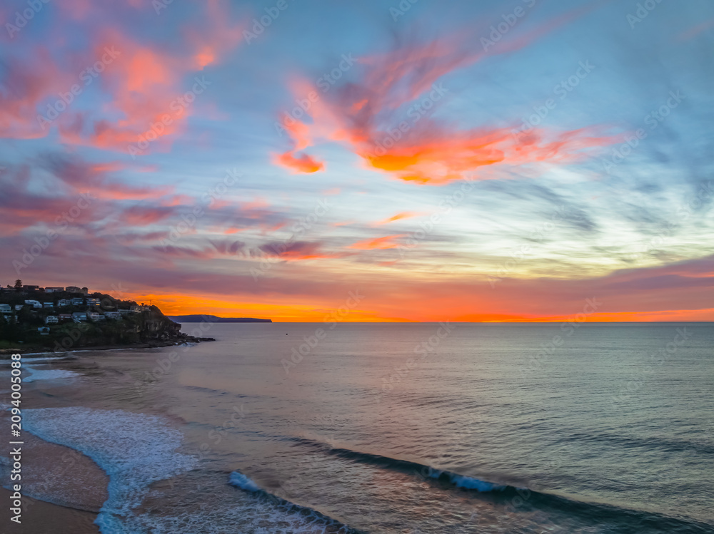 Obraz premium Colourful High Cloud Sunrise at the Seaside