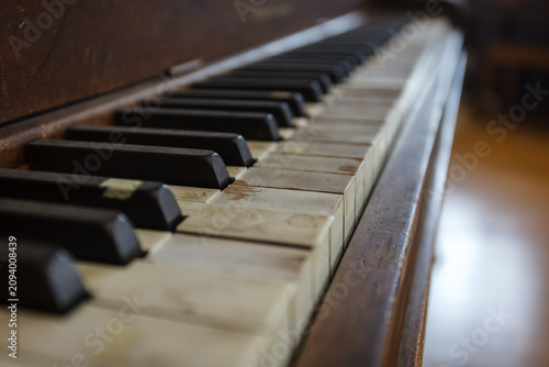 Foto Music maker  closeup of an old piano keyboard that has seen better days