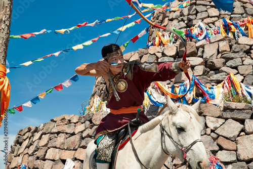 Foto Archers performing at the Naadam Festival on the grasslands