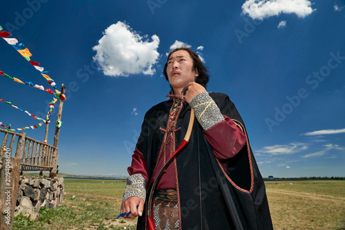 Fotografija Archers performing at the Naadam Festival on the grasslands