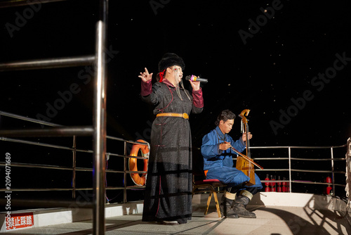 Fotografie Performers playing the morin khuur and singing throat singing at a Mongolian wed