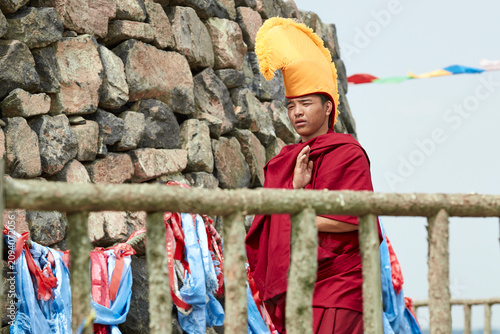 Quadro su tela Lamas and monks chanting prayers at the Obo (cairn).