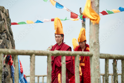 Fotografie Lamas and monks chanting prayers at the Obo (cairn).