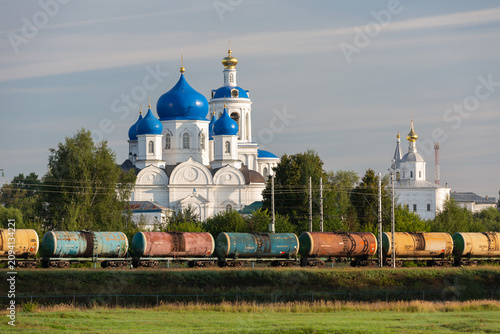 Железнодорожный состав с цистернами нефти в России