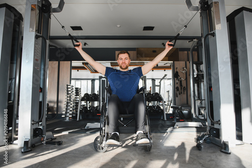 Canvastavla Man with disability, athlete lifting weights in wheelchair at gym
