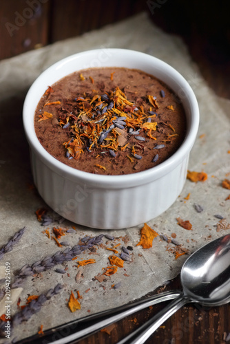 Cuadro en lienzo Healthy raw vegan chocolate souffle in white ramekin made of aquafaba decorated