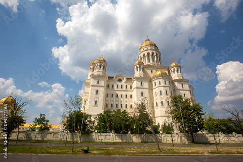 Obraz na plátně The majestic Romanian Peoples Salvation Cathedral with golden domes under a clou