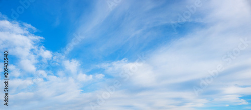 Photos clu sky background with a mix of high cirrus and fluffy fleecy clouds and open s