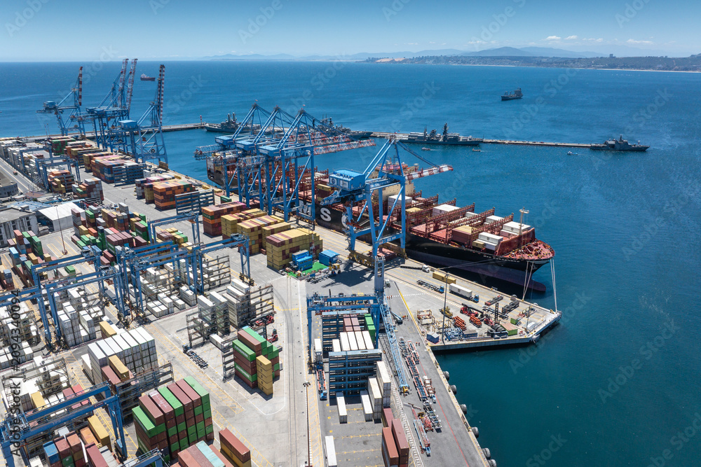 Obraz premium Aerial view of Valparaiso, Chile, a city in South America, serving as a logistics port.