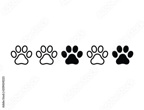Фотография ペットの足跡または野生動物の足跡を表す清潔な白背景に隔離された黒い動物の肉球跡5点の横列