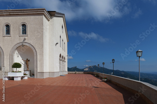 Foto A sanctuary dedicated to Jesus in the mountains of the province of Avellino in Montella, Italy
