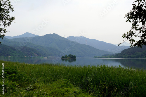 Foto The lines and grandeur drawn by overlapping mountains, and the smoothness and th
