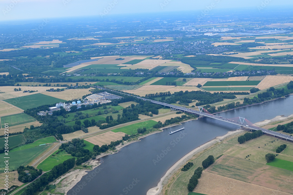 Fototapeta premium Blick auf Südbrücke über Rhein in Düsseldorf von oben, Deutschland