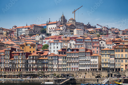 Obraz na plátně Vista panorámica de las coloridas fachadas de la Ribeira en Oporto, Portugal