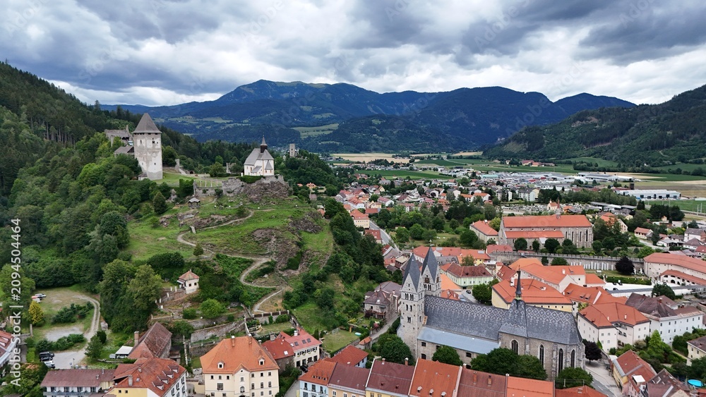 Obraz premium Friesach in Kärnten, mit Blick auf den Petersberg mit der Peterskirche und der Ruine Schloss Petersberg 