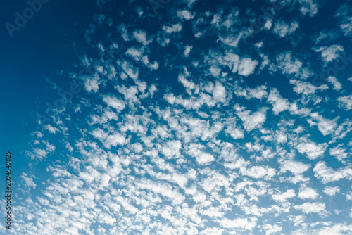 Bild auf Leinwand Sky with scattered altocumulus clouds