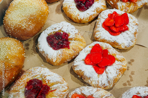 Tablou pe pânză Sweet pastries dusted with powdered sugar and topped with fruit