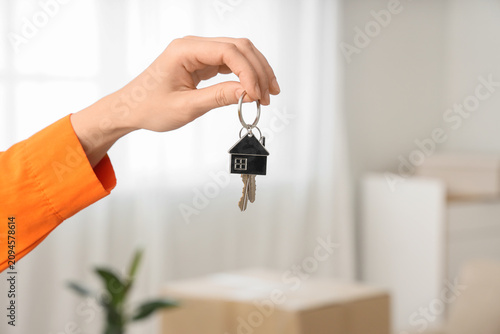 Female hand with keys to re...